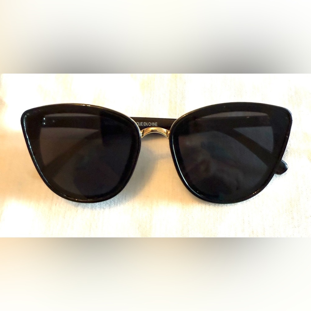 Black Sunglasses with Gold trim on Top Fashion UV Protrection